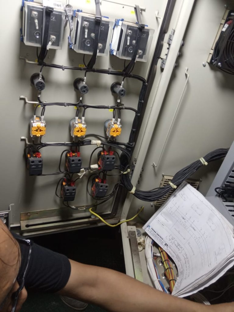 Panel Listrik Rapi Tips Memilih Panel Listrik yang Tepat - KARYAENGINEERINGSOLUTION